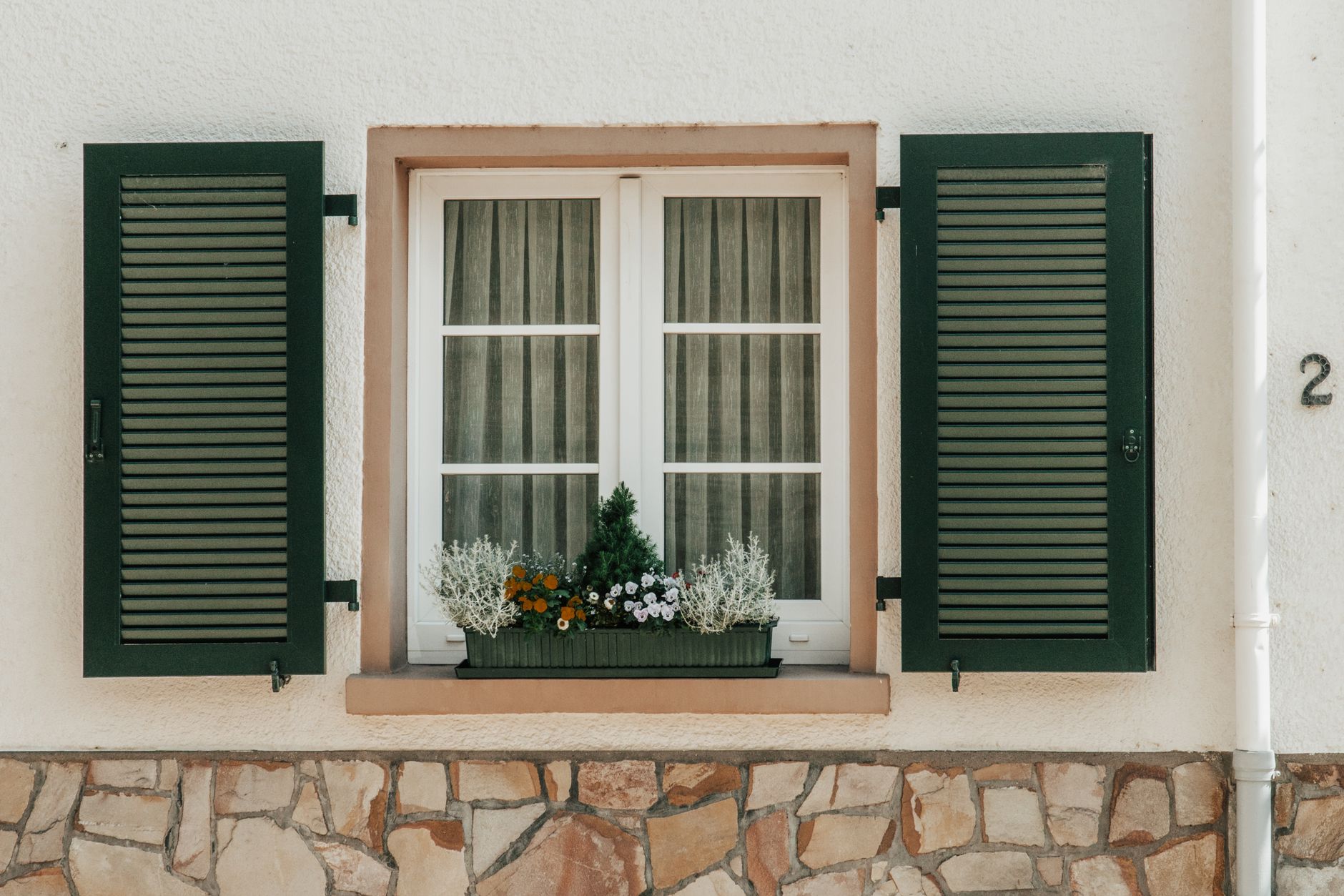 Cum ma ajuta rulourile de exterior sa reduc caldura din casa vara?